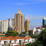 Crisis económica y escasez de dólares: ¿Por qué suben los precios de los inmuebles en Santa Cruz?